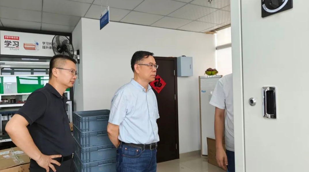 中國城市公共交通協(xié)會(huì)城市停車分會(huì)會(huì)長孫曉波蒞臨無錫華賽指導(dǎo)工作